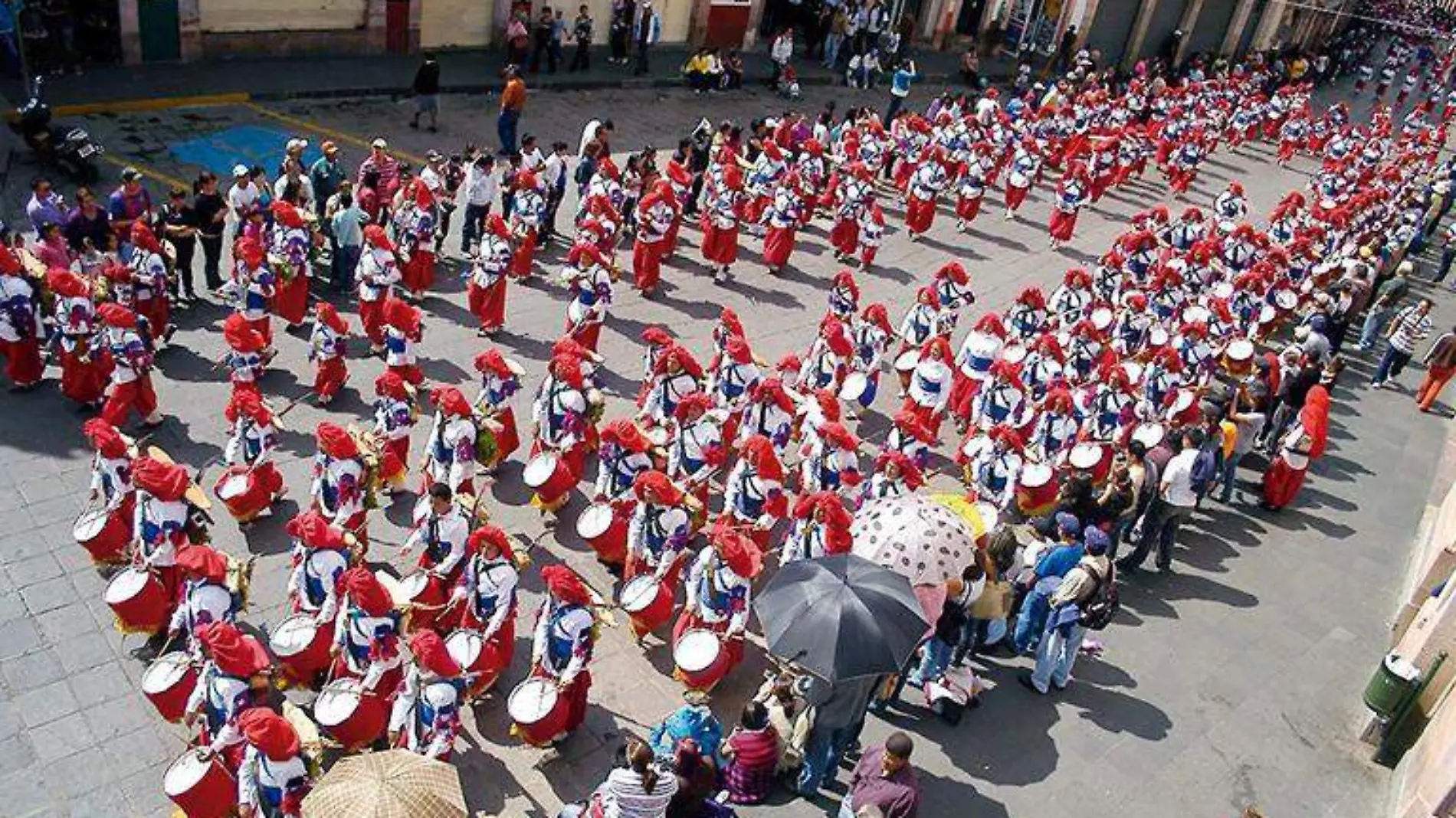 Desfile en el centro de la ciudad de Zacatecas durante la celebración de las Morismas de Bracho